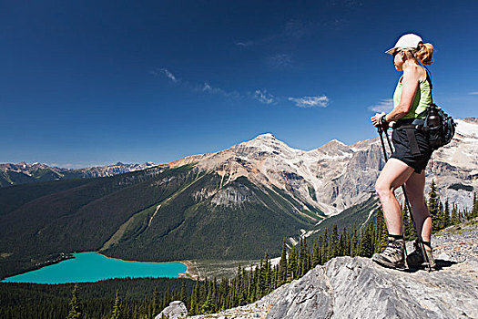 女性,远足,上面,石头,悬崖,远眺,湖,仰视,地点,不列颠哥伦比亚省,加拿大