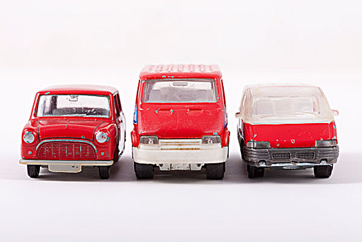 三个,红色,玩具汽车,白色背景