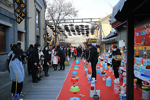 山东省日照市,特色虎年吉祥物呆萌可爱,市民逛街购物套圈休闲尽享欢乐春节