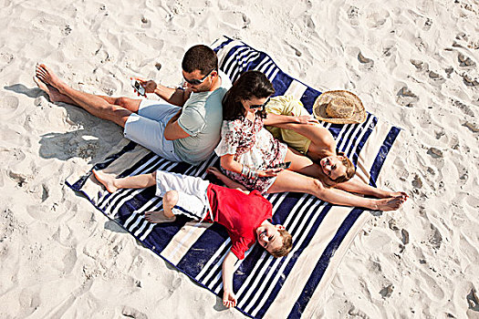 家庭,坐,卧,一起,地毯,海滩