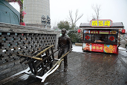 山东省日照市,游客踏雪逛美食街,感受不一样的元宵佳节