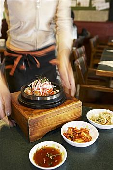 米饭,蔬菜,肉,石头,锅,韩国