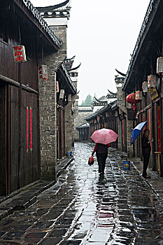 雨中三河古镇