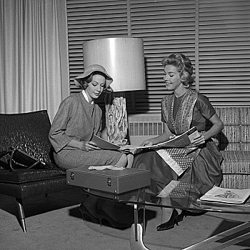 两个女人,读,杂志,客厅