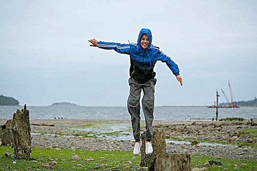 少男,跳跃,树桩,环太平洋国家公园,温哥华岛,加拿大
