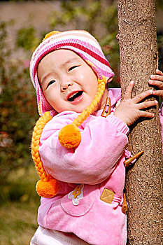 女孩户外抱着小树