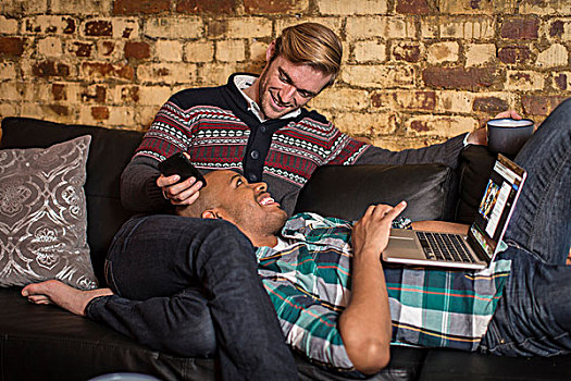 男性,情侣,放松,沙发,一起,看,笔记本电脑