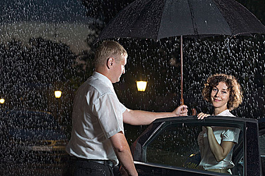 一个,男人,打开,车门,拿着,伞,上方,女人