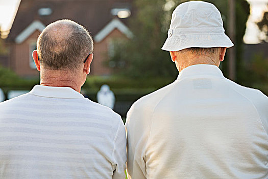 两个,伙伴,两个男人,站立,并排,白色,衬衫,户外,草坪,器具,运动员,一个,遮阳帽