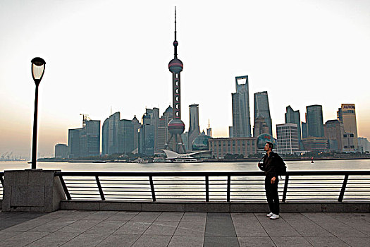 中国人,站立,木板路,上海,天际线,背景