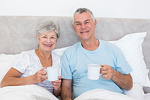 老年,夫妻,拿着,咖啡杯,床上