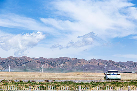 新疆赛里木湖的风车