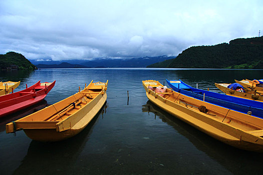 丽江泸沽湖上的小木船