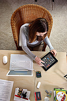 女孩,坐,书桌,笔记本电脑,平板电脑,家庭作业,上网