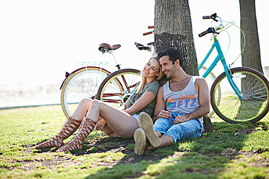 骑自行车,情侣,休息,威尼斯海滩,洛杉矶,加利福尼亚,美国