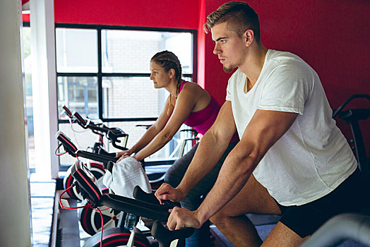 男性,女性,运动员,练习,健身自行车,健身中心