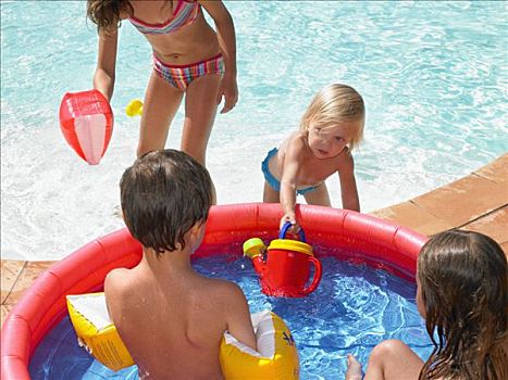 四个孩子,玩,儿童池,靠近,庭院泳池