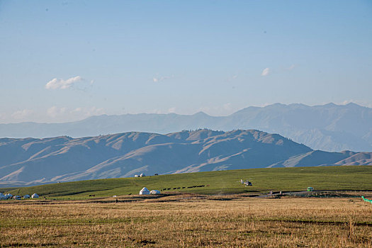 新疆伊犁新源县那拉提草原亚高山草甸航拍的直升飞机