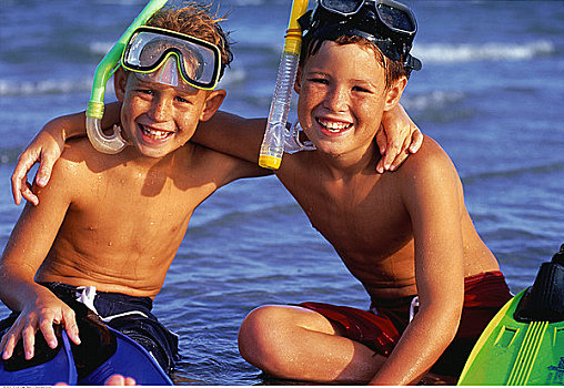 肖像,两个男孩,泳衣,海滩,潜水