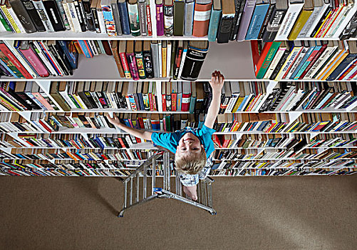 男孩,梯凳,书架