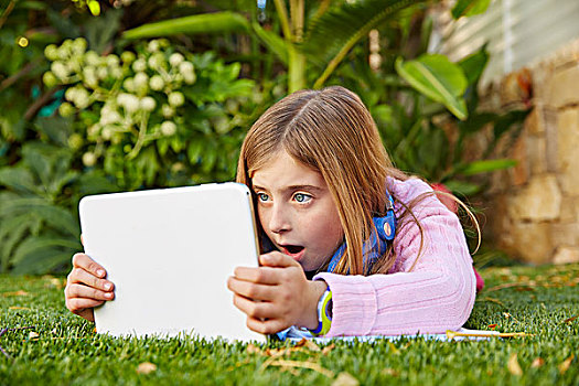 金发,儿童,女孩,平板电脑,躺着,草,草皮,吃惊,表情