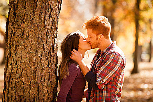 浪漫,年轻,情侣,吻,秋日树林