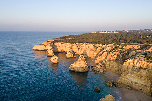 航拍葡萄牙南部阿尔加维海岸线悬崖日出景色