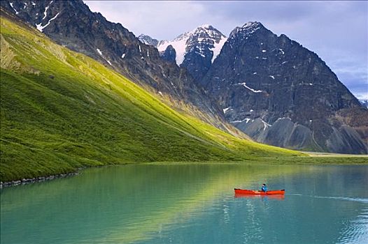 女人,独木舟,便携,青绿色,湖,克拉克湖,国家公园,阿拉斯加,夏天