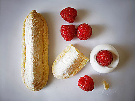 手指糕点,树莓,蛋白甜饼