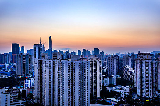 傍晚时分深圳城市建筑平安金融中心汉国中心