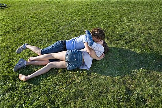 青少年,伴侣,卧,草地,吻