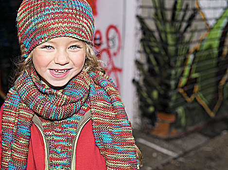 小女孩,微笑,街道,毛织品,帽子,围巾