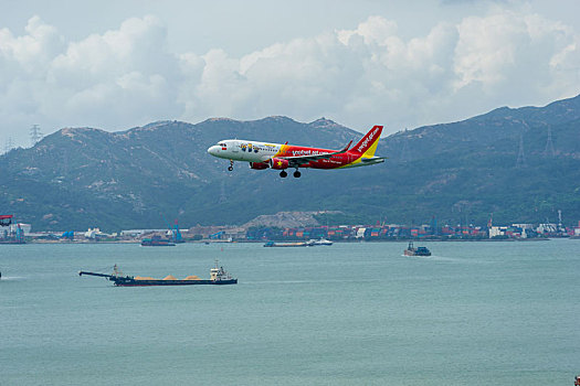 一架越捷航空的客机正降落在香港国际机场