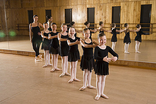 肖像,芭蕾舞者,8-9岁,练习,教师,舞蹈室,镜子,背景