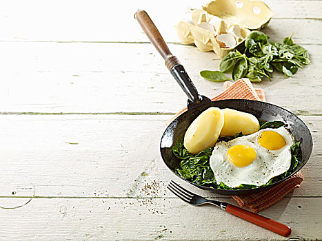 煎鸡蛋,菠菜,土豆