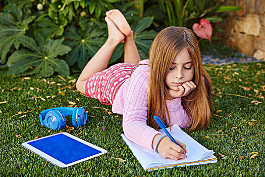 金发,儿童,女孩,家庭作业,躺着,草,草皮,笔记本