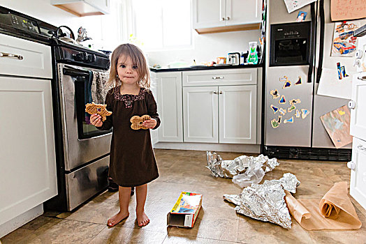 孩子,赤足,女孩,穿,服装,站立,厨房,拿着,饼干,箔,烤盘纸,散开,地面