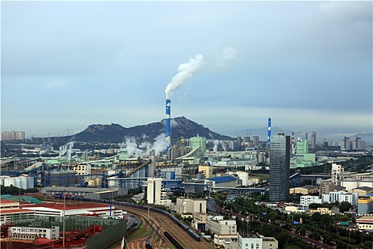 山东省日照市,雨过天晴的港口风景如画,码头装卸生产如火如荼