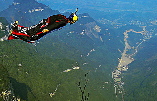 张家界一名极限运动的翼装飞行运动员在空中表演飞行