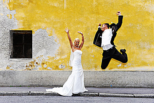 婚礼,新郎,新娘,正面,黄色,墙,跳跃,空中
