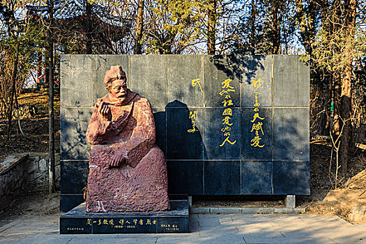 北京清华大学闻一多教授雕像