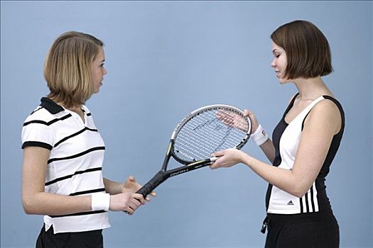 两个女孩,衣服,运动衣,网球拍