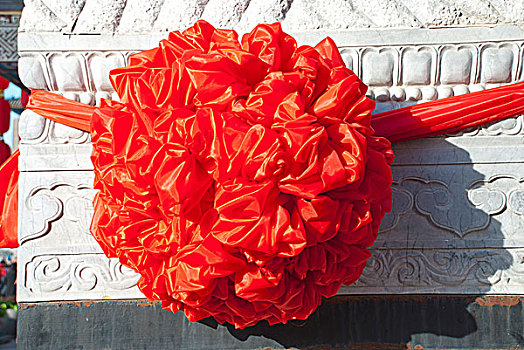 中国特有的庆典用红色绸缎球