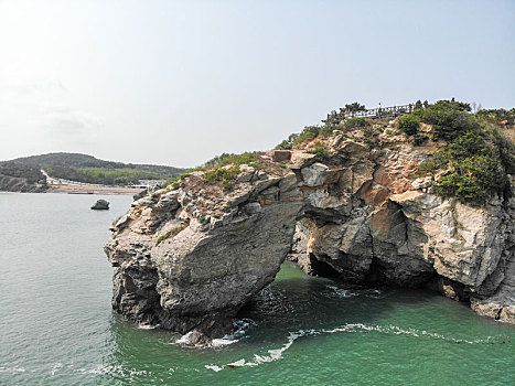 航拍辽宁大连滨海国家地质公园金石滩园区东部景区,金石滩国家旅游度假区内,形似乌龟的海石拱桥,海蚀拱桥