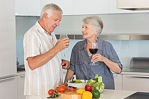 微笑,老年,夫妻,准备,沙拉,红酒