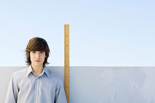 男青年,测量,高度,尺子