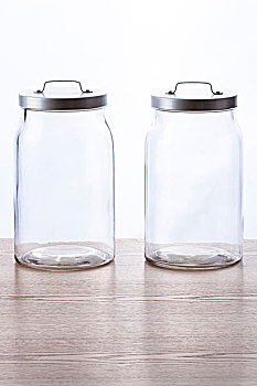 两个,空,玻璃,罐,桌上,白色背景