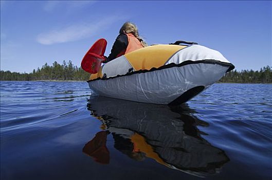 女孩,拿着,红色,划船,充气,独木舟,反射,表面,湖,挪威,斯堪的纳维亚