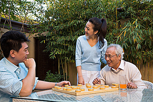 父子在庭院里下棋