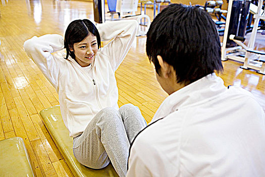 日本年轻女性,训练,体育馆